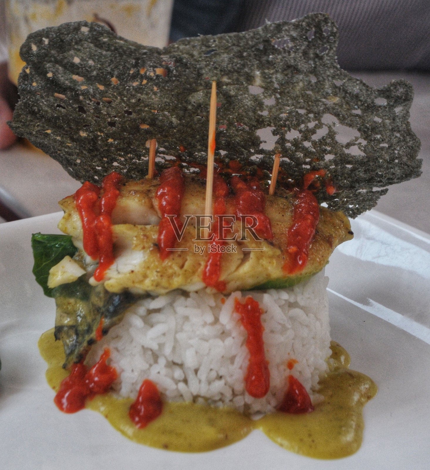 鸡排饭汉堡配苹果绿酱照片摄影图片