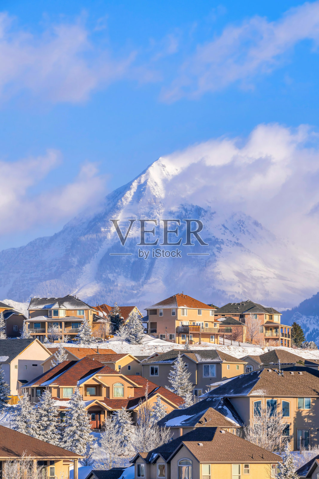 鸟瞰图山上的家对着白雪皑皑的山峰在高地犹他州照片摄影图片