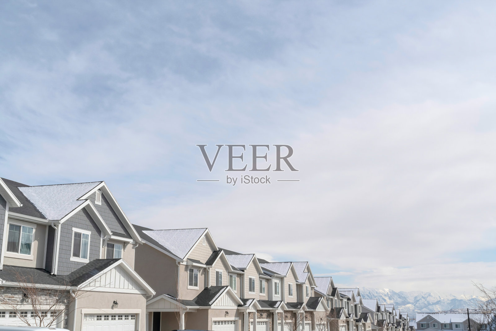 郊区社区的联排别墅,可以看到湖和山的风景照片摄影图片