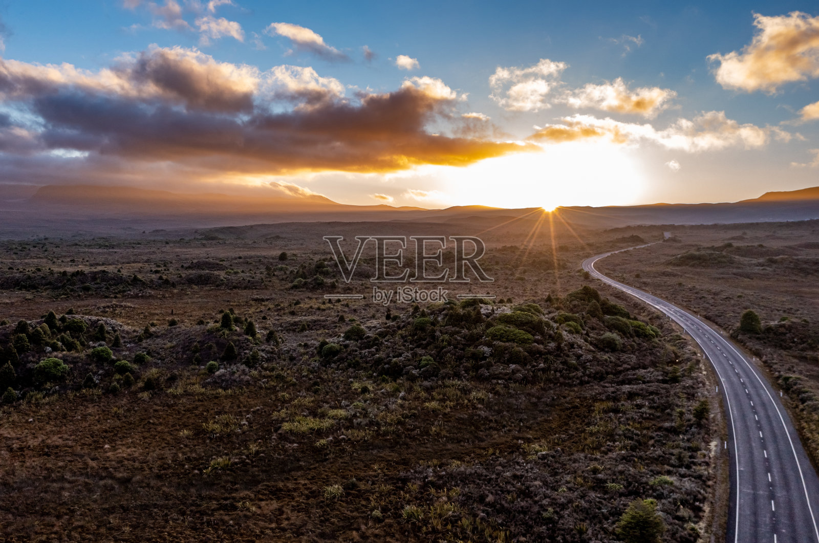 黎明时分,在前往新西兰国家公园鲁阿佩胡山的路上照片摄影图片