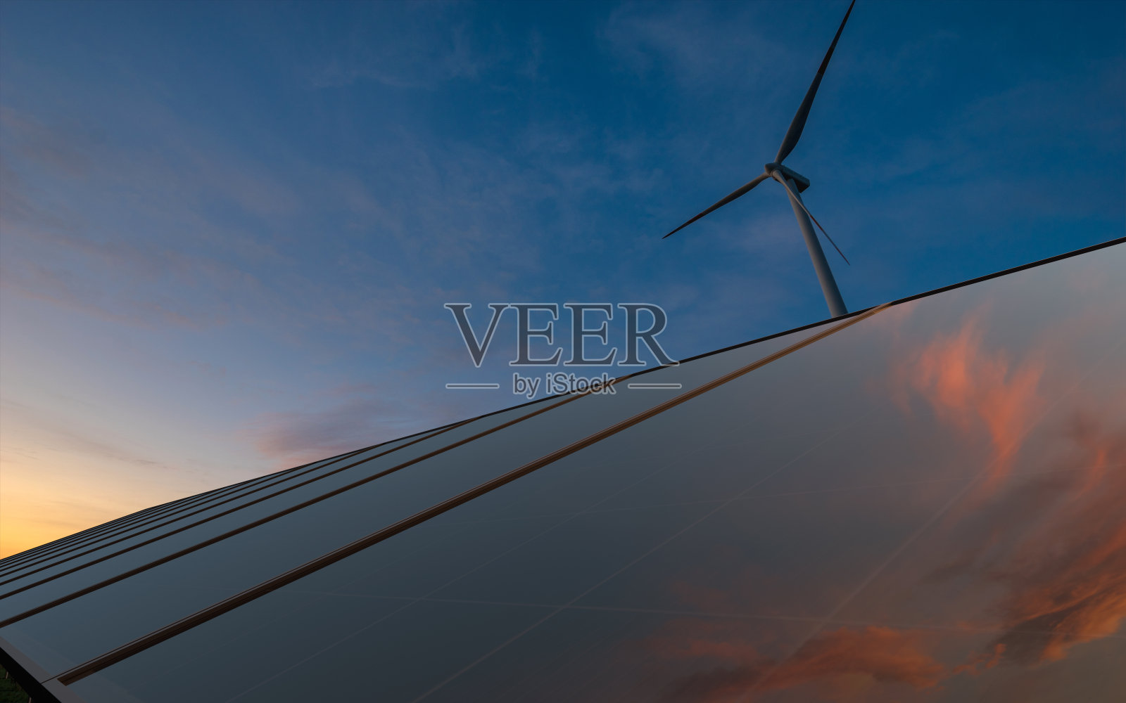 美丽的天空在日出时反射在光电板照片摄影图片