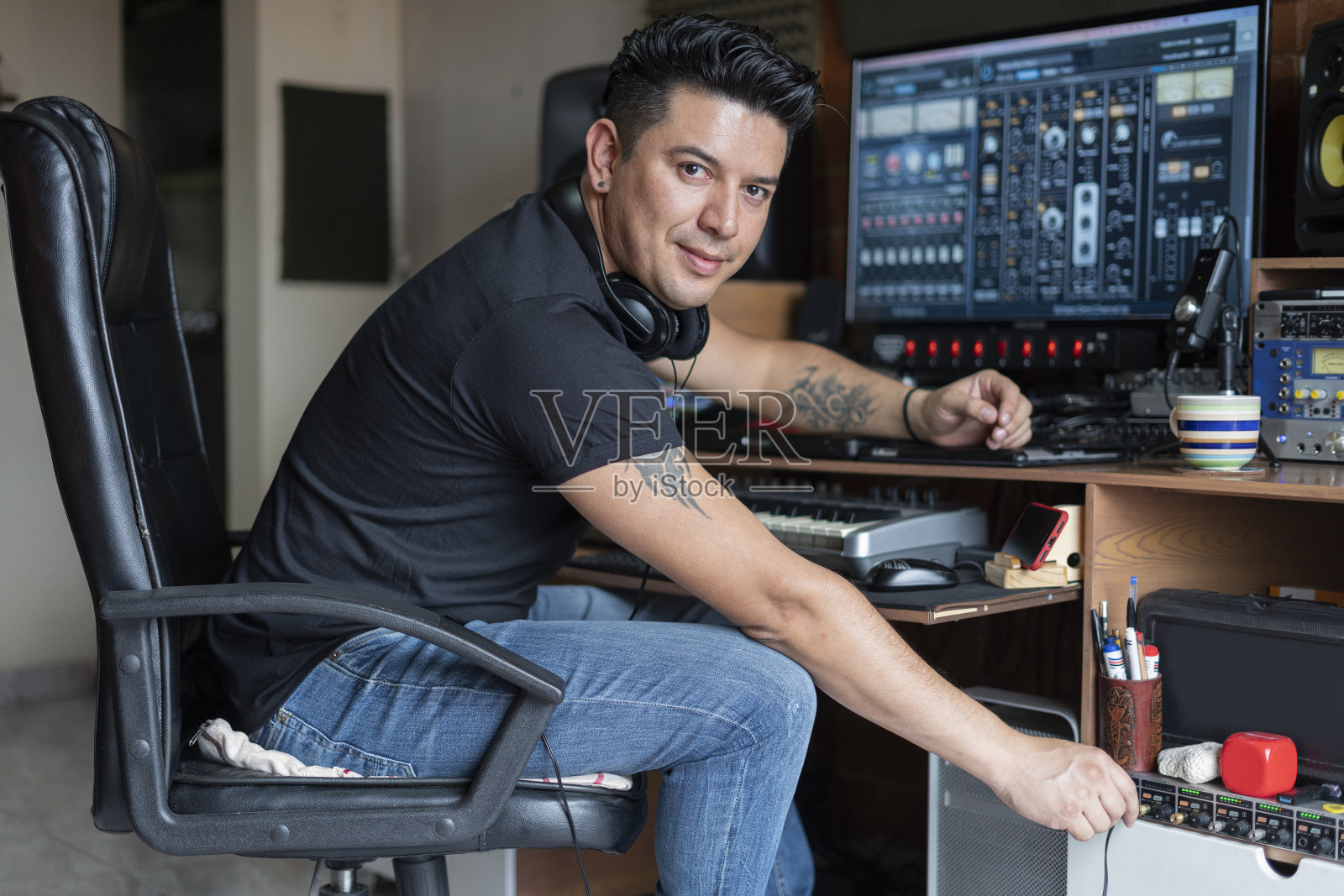 音乐制作人的肖像在COVID - 19大流行期间在家工作的音乐项目照片摄影图片