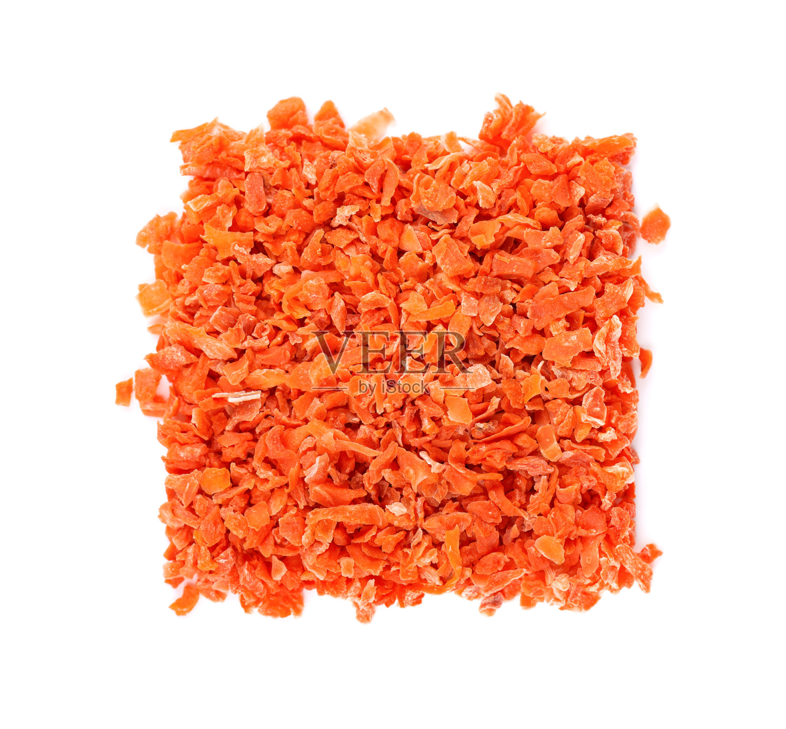 孤立在白色背景上的干胡萝卜。切碎的胡萝卜。香料和草药。前视图。照片摄影图片