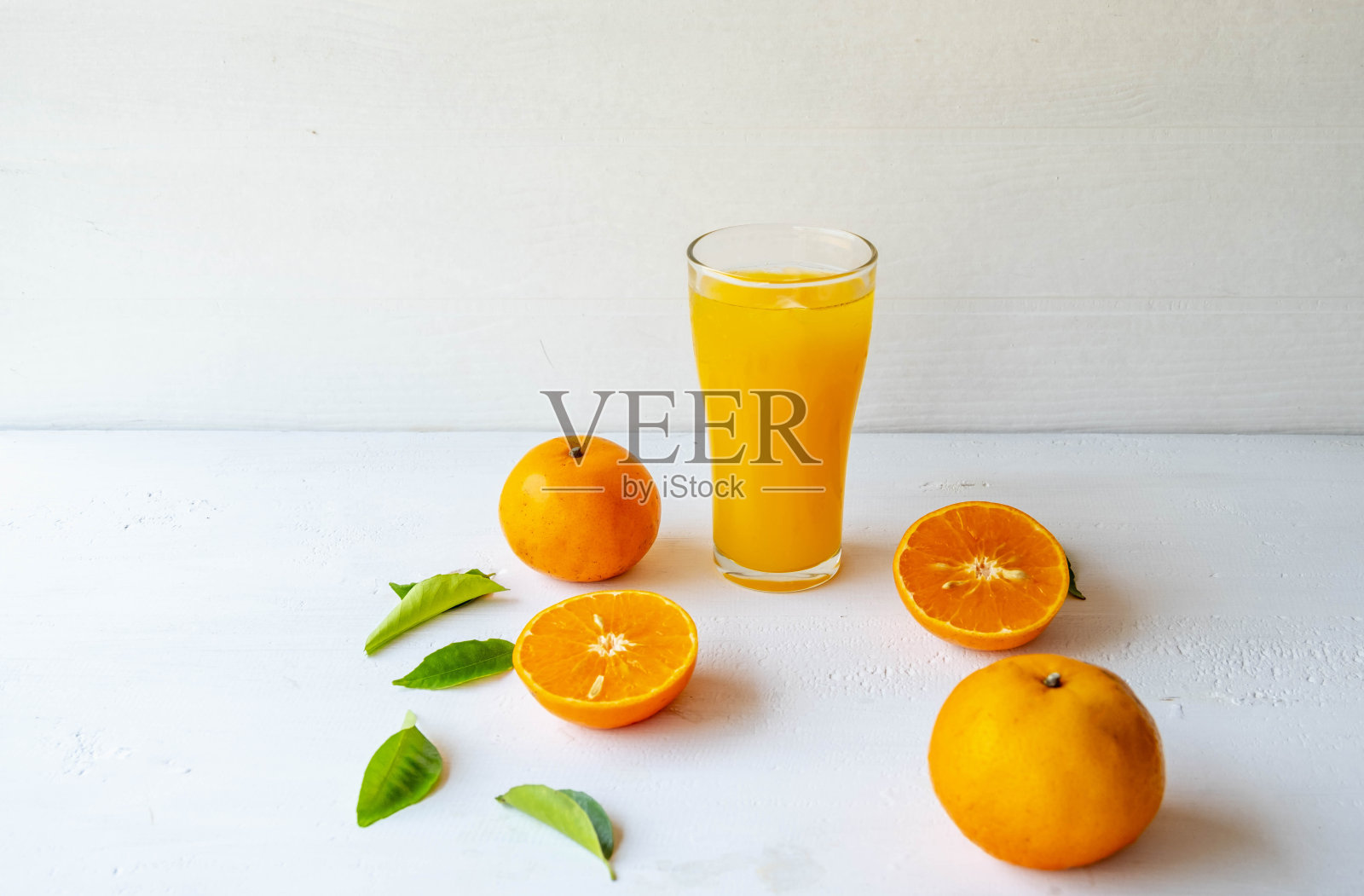 鲜榨橙汁和橙果切成两半照片摄影图片