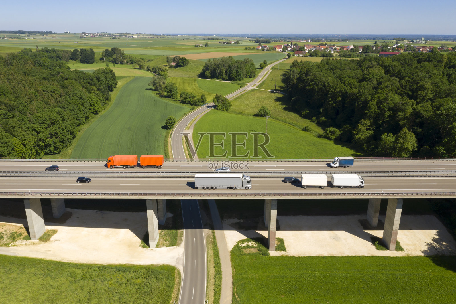 公路上的卡车,鸟瞰图照片摄影图片