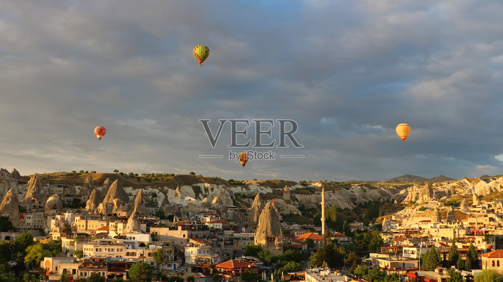 四个热气球在城市上空照片摄影图片