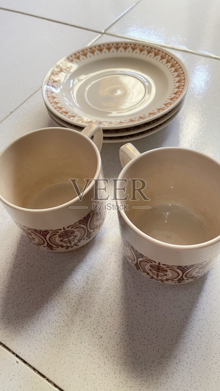两个杯子和三个小盘子从高角度照片摄影图片
