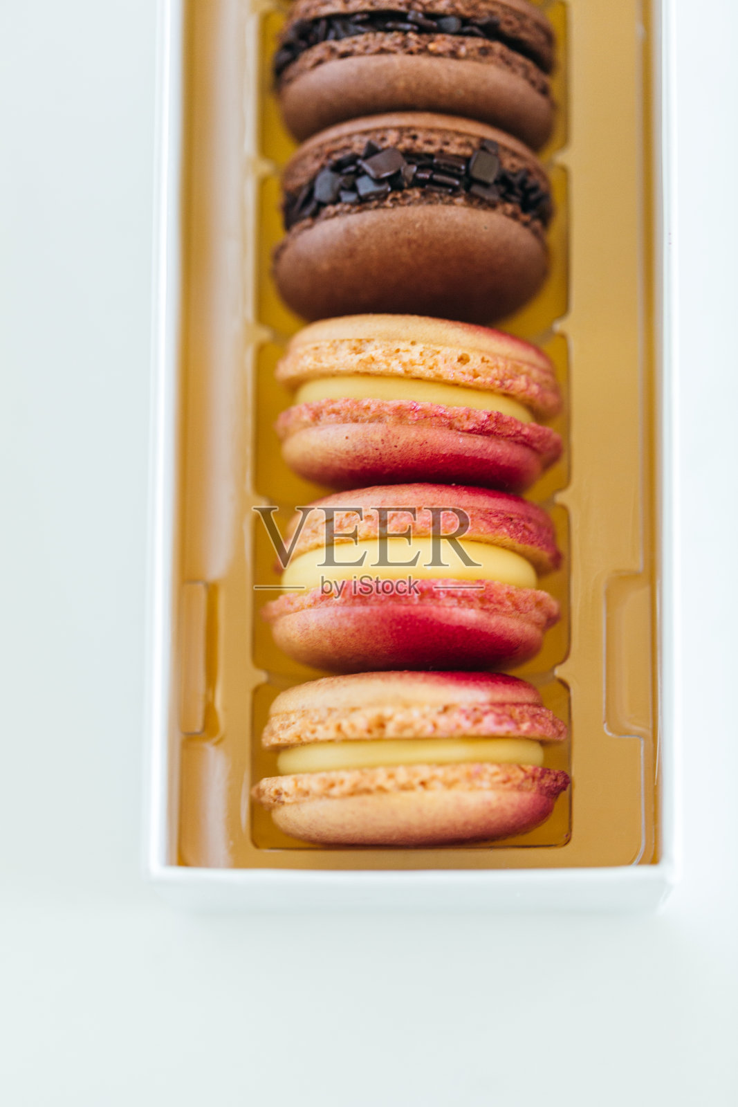 各种美味马卡龙口味包括巧克力,焦糖,草莓照片摄影图片