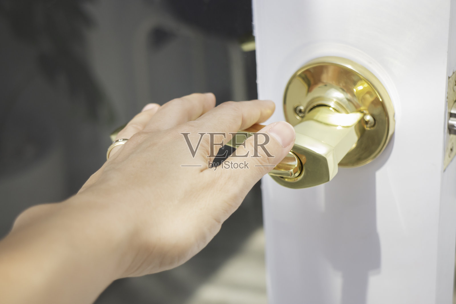 玻璃门上的金色把手照片摄影图片