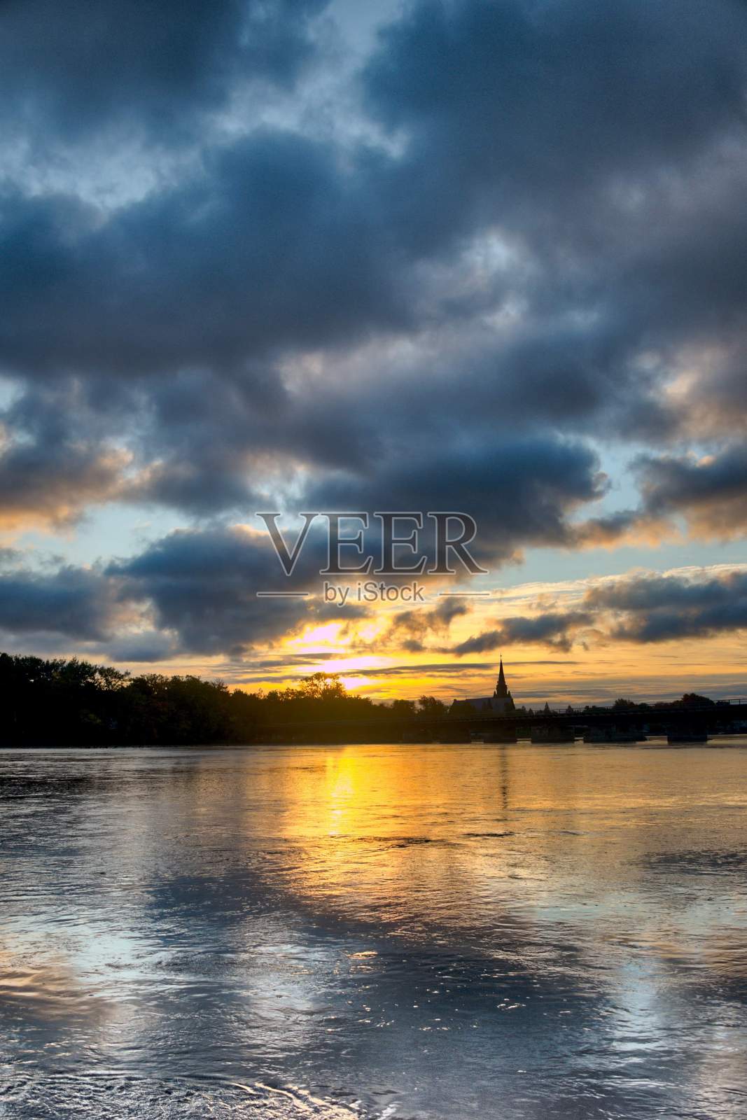河上美丽的日出照片摄影图片