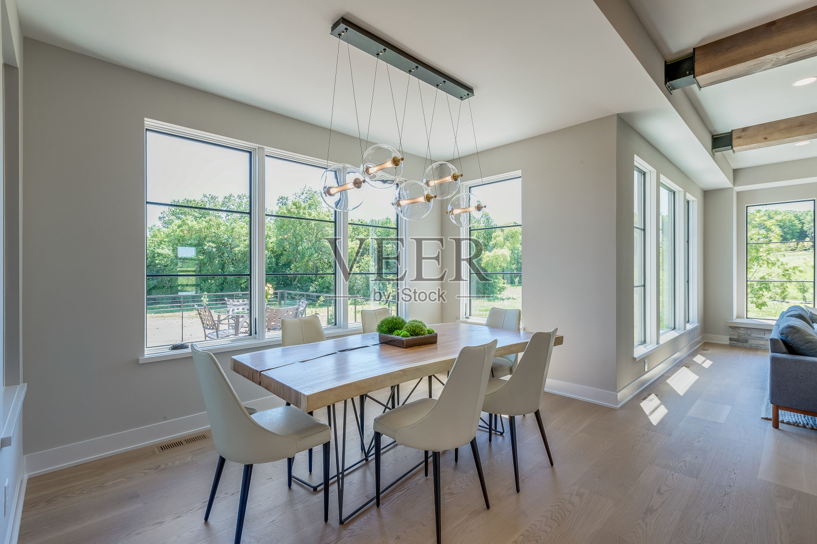 明亮开放的新居用餐区照片摄影图片