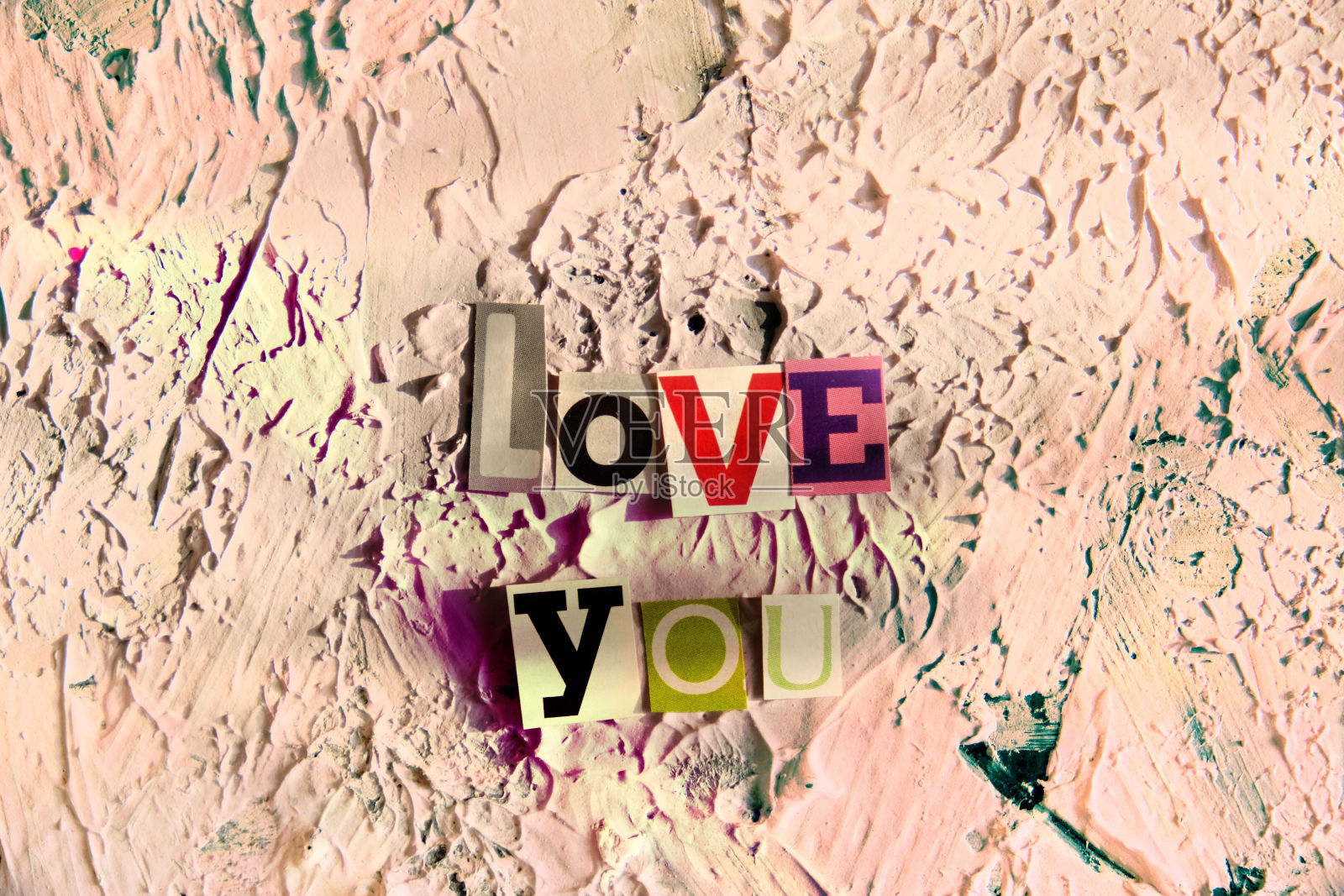 “爱您”剪纸字母照片摄影图片