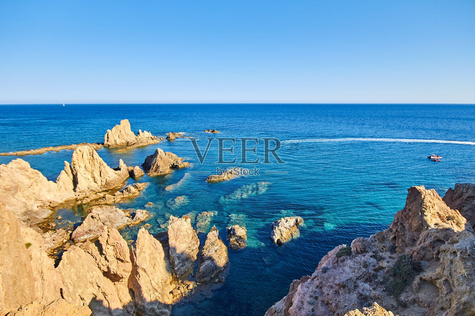 西班牙阿尔梅里亚的地中海Cabo de Gata自然公园崎岖的海岸线上的自然岩层。照片摄影图片