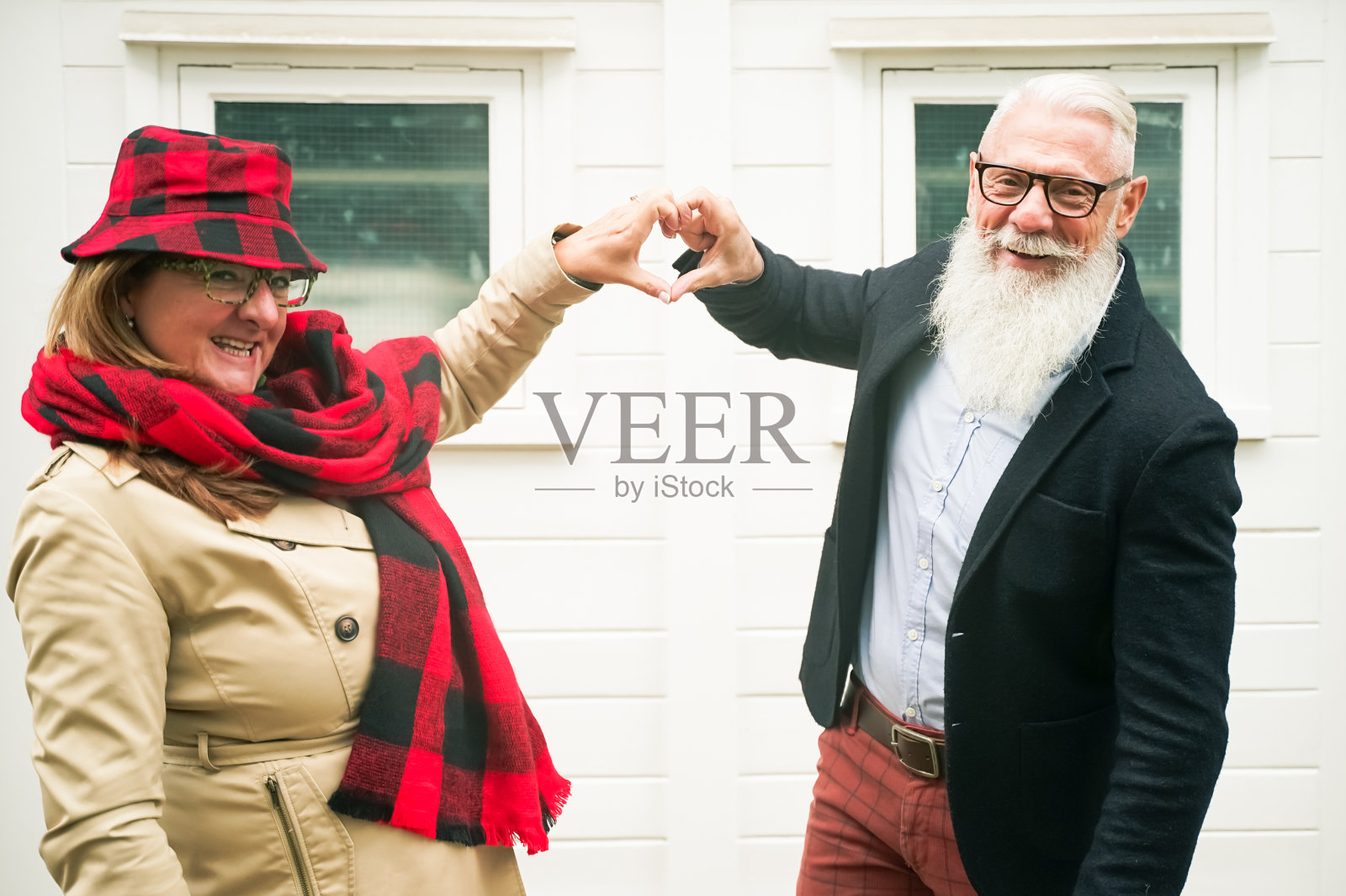 享受美好一天的退休时尚老年夫妇照片摄影图片