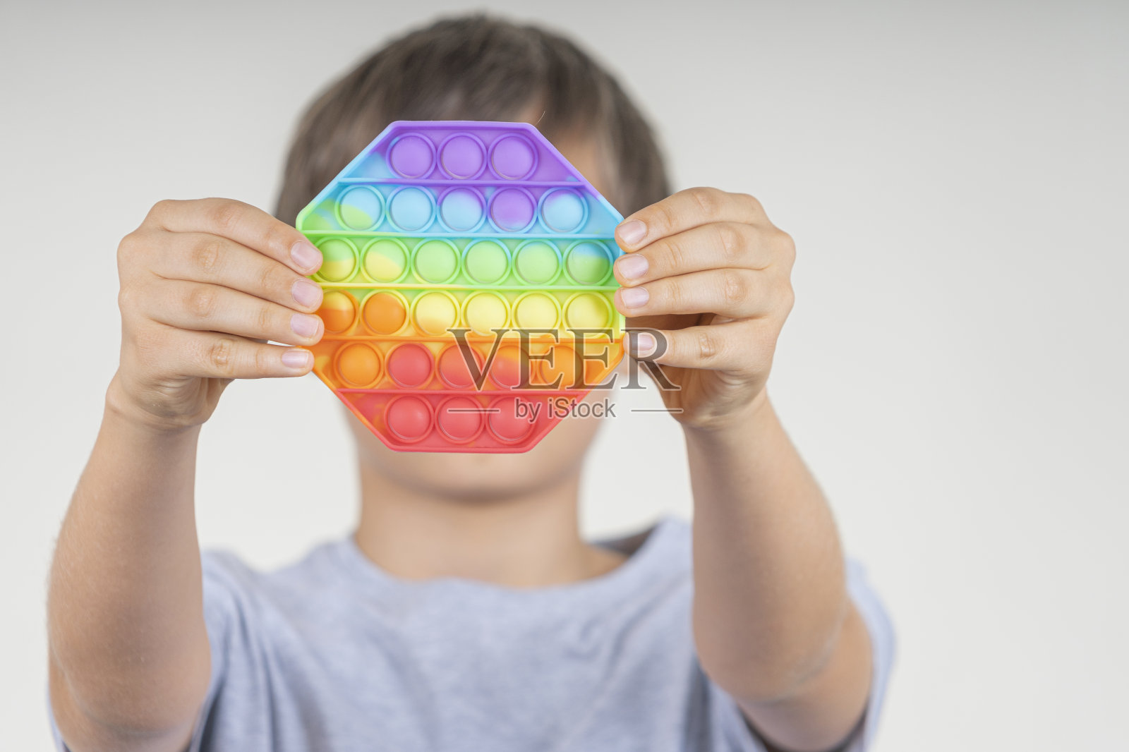 男孩手持感官泡泡玩具,缓解压力和焦虑照片摄影图片