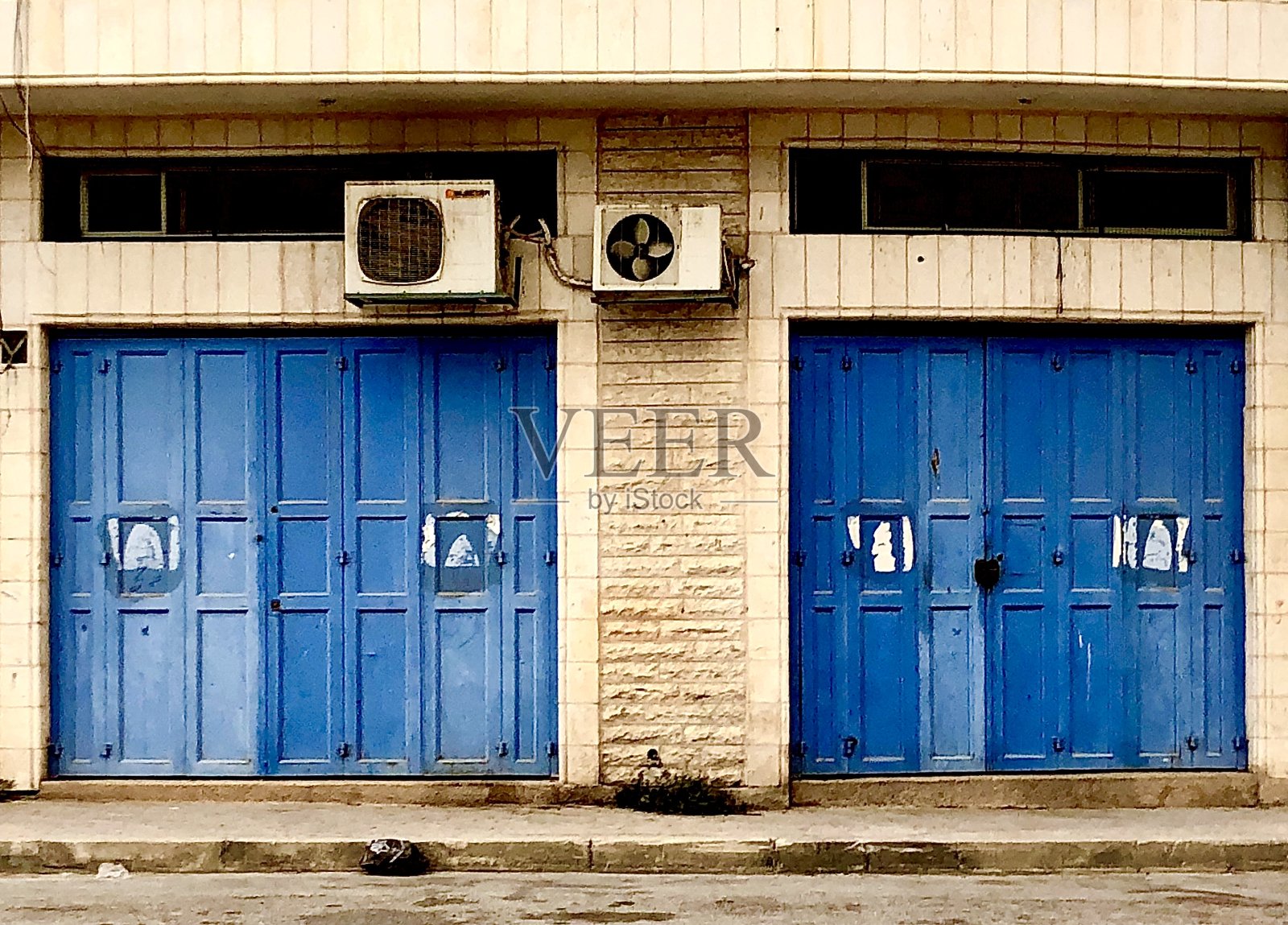 带有HA/AC UNIT的破旧蓝色木门照片摄影图片