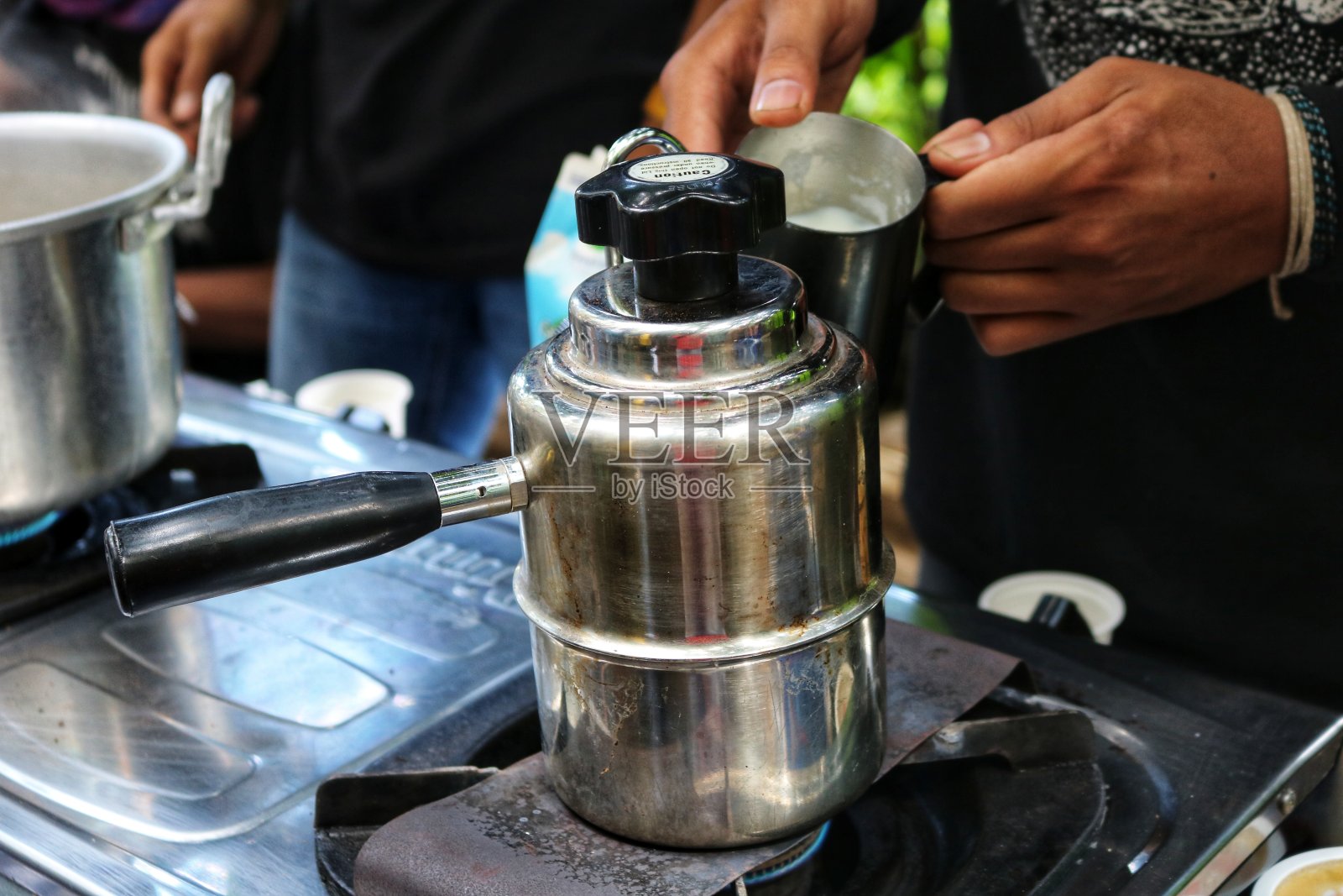 现代咖啡机,用于茂密的咖啡花园中照片摄影图片