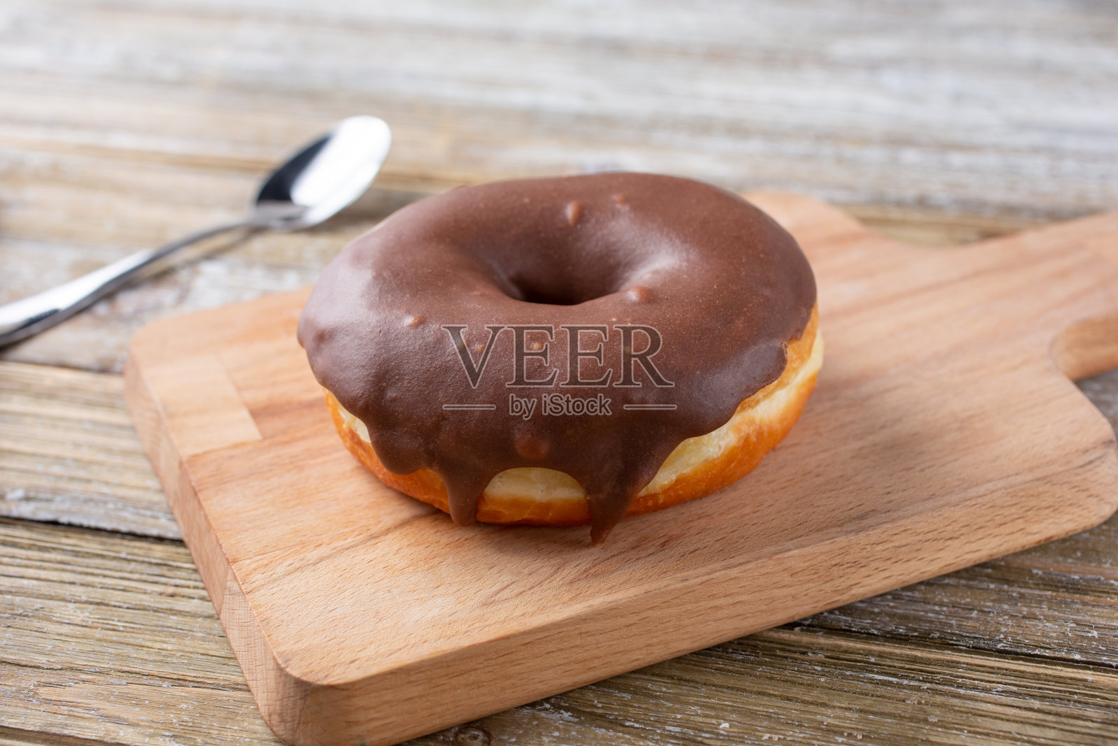 巧克力甜甜圈照片摄影图片