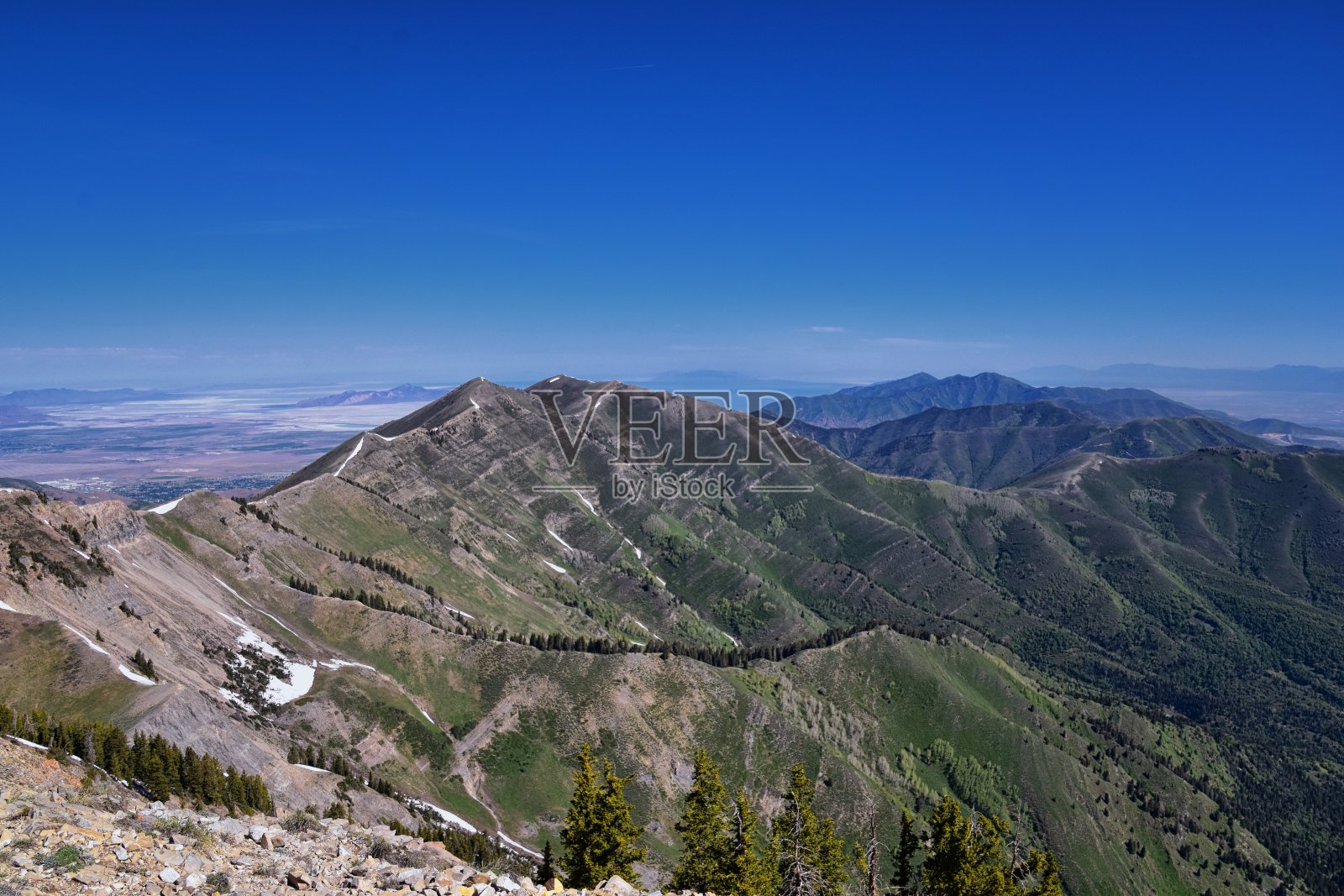 春天,从奥克尔山脉向图尔和大盐湖的大盐湖延伸到宾汉铜矿。犹他州。美国。美国。照片摄影图片