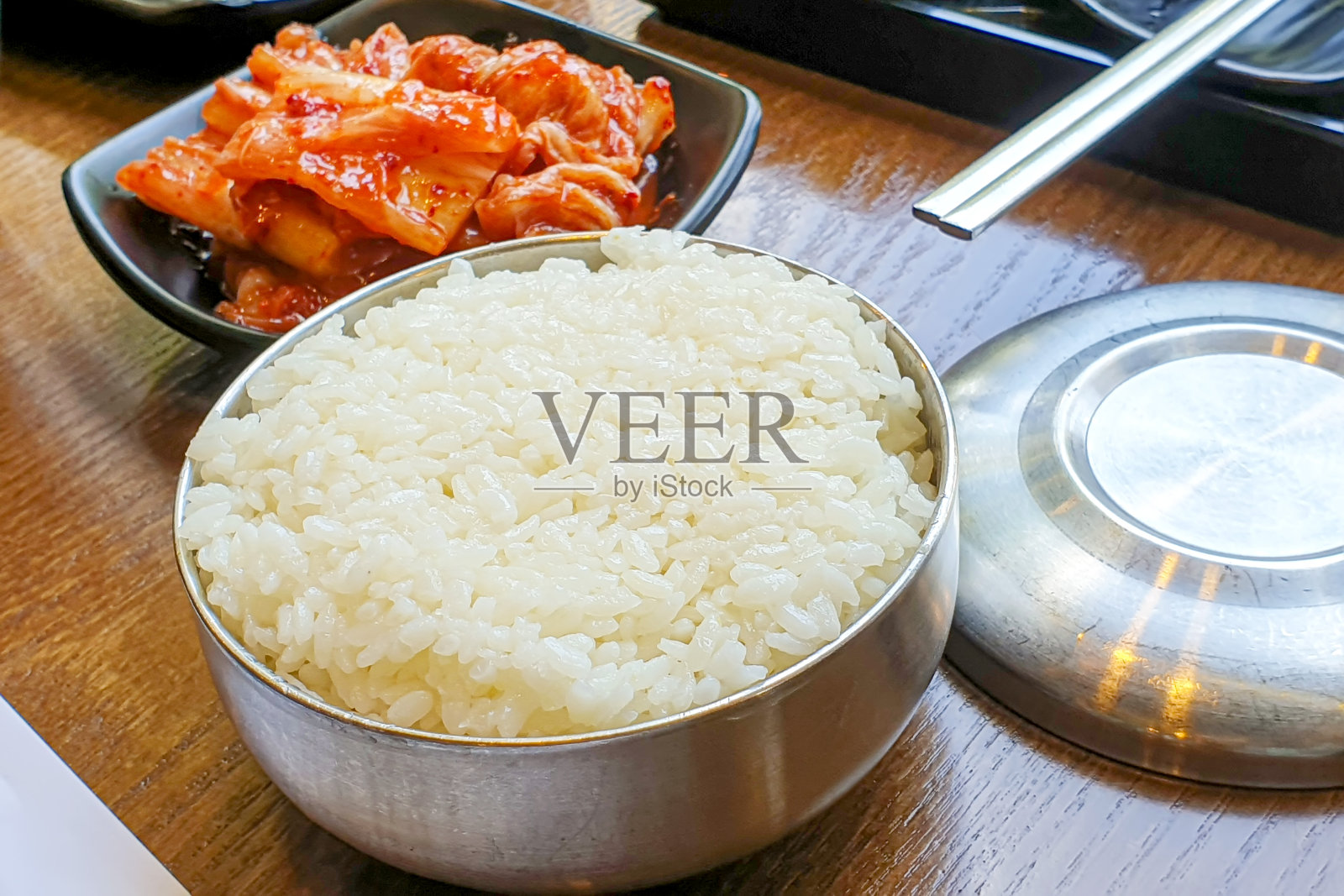 韩式食物泡菜酸辣蔬菜腌制和米饭碗与木桌的背景照片摄影图片