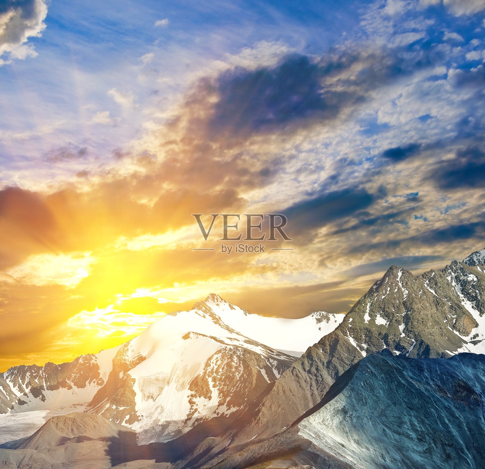 阿尔泰山脉的幸福日落照片摄影图片