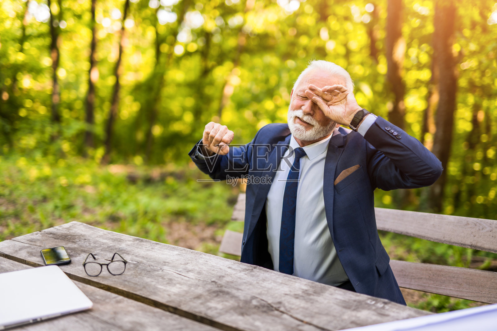 快乐的资深商人从大自然中醒来。照片摄影图片
