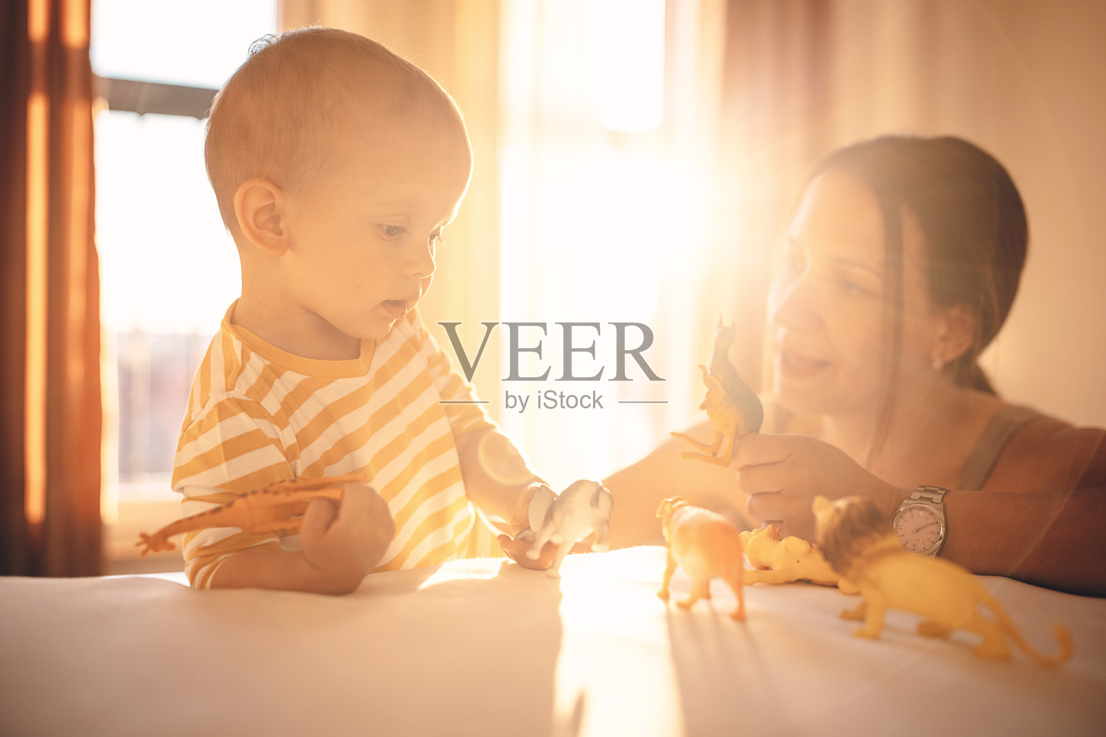 妈妈和小儿子在玩玩具照片摄影图片