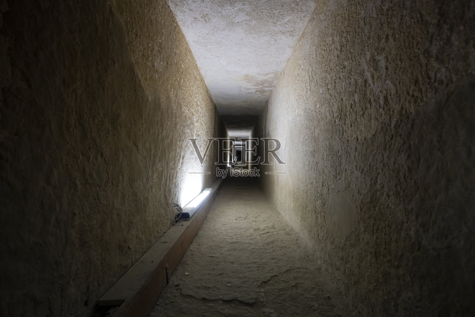 古埃及金字塔隧道入口。吉萨金字塔内的长通道。史前地标。埃及开罗吉萨。第二金字塔内部。照片摄影图片