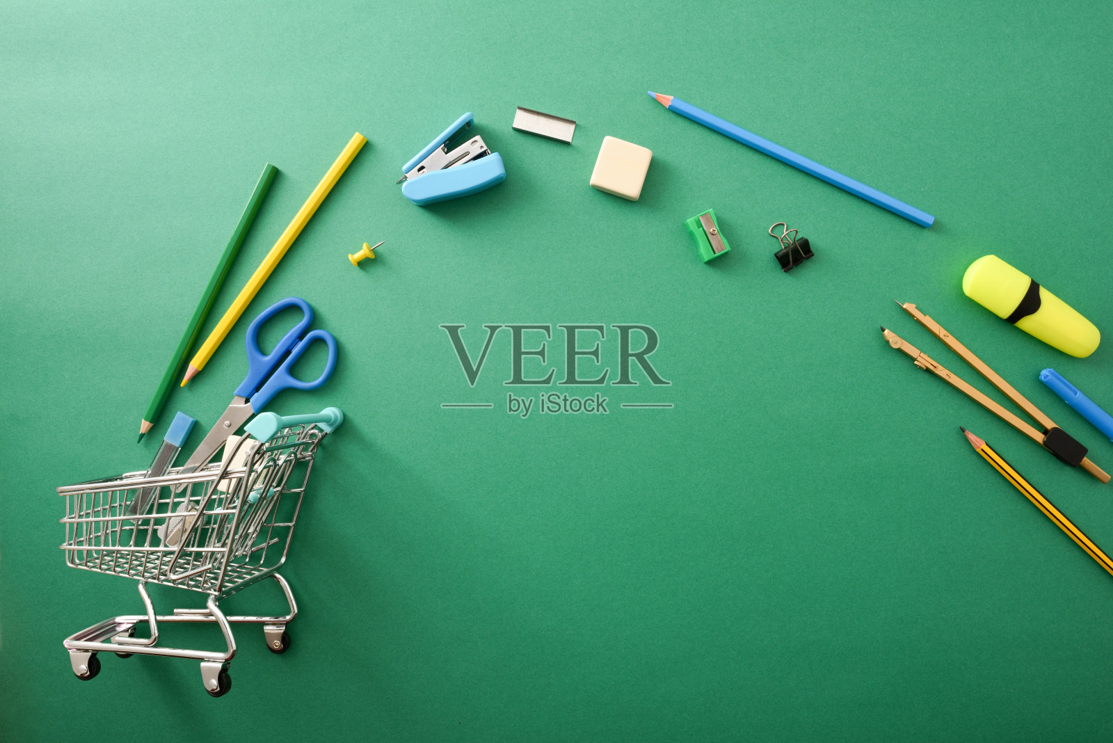 学校用品从购物车里滑出来照片摄影图片