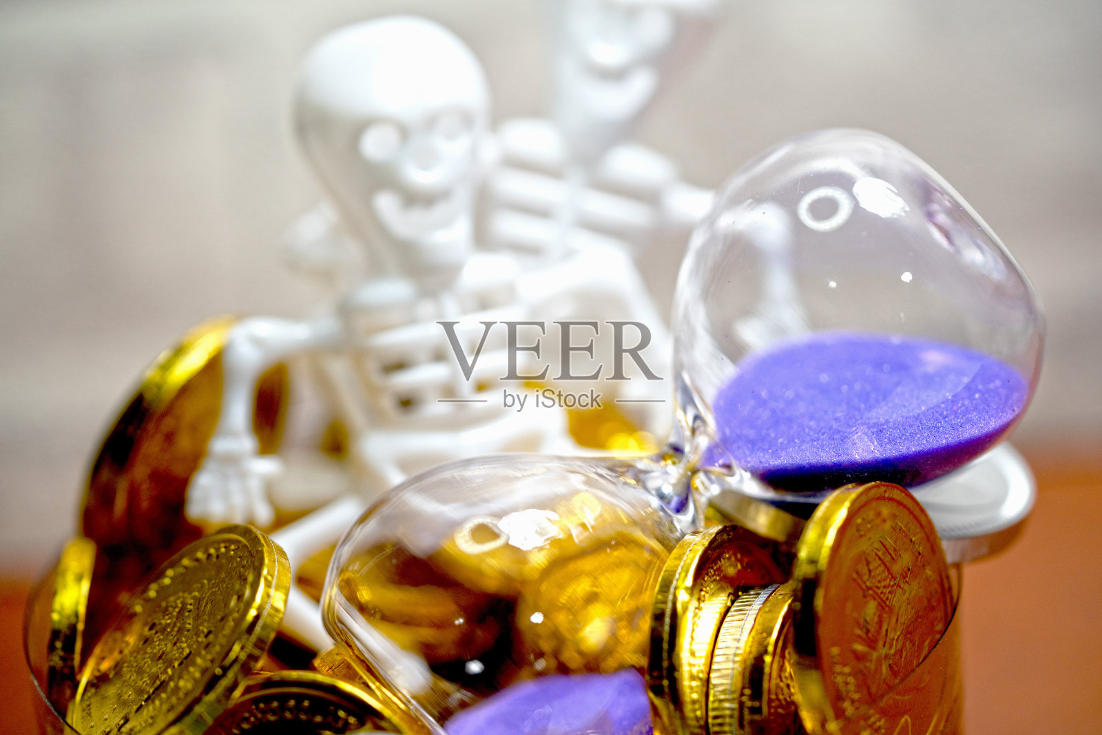 以生活和丰富的时间观念为背景,以退休为表现或灵感或创意的想法照片摄影图片