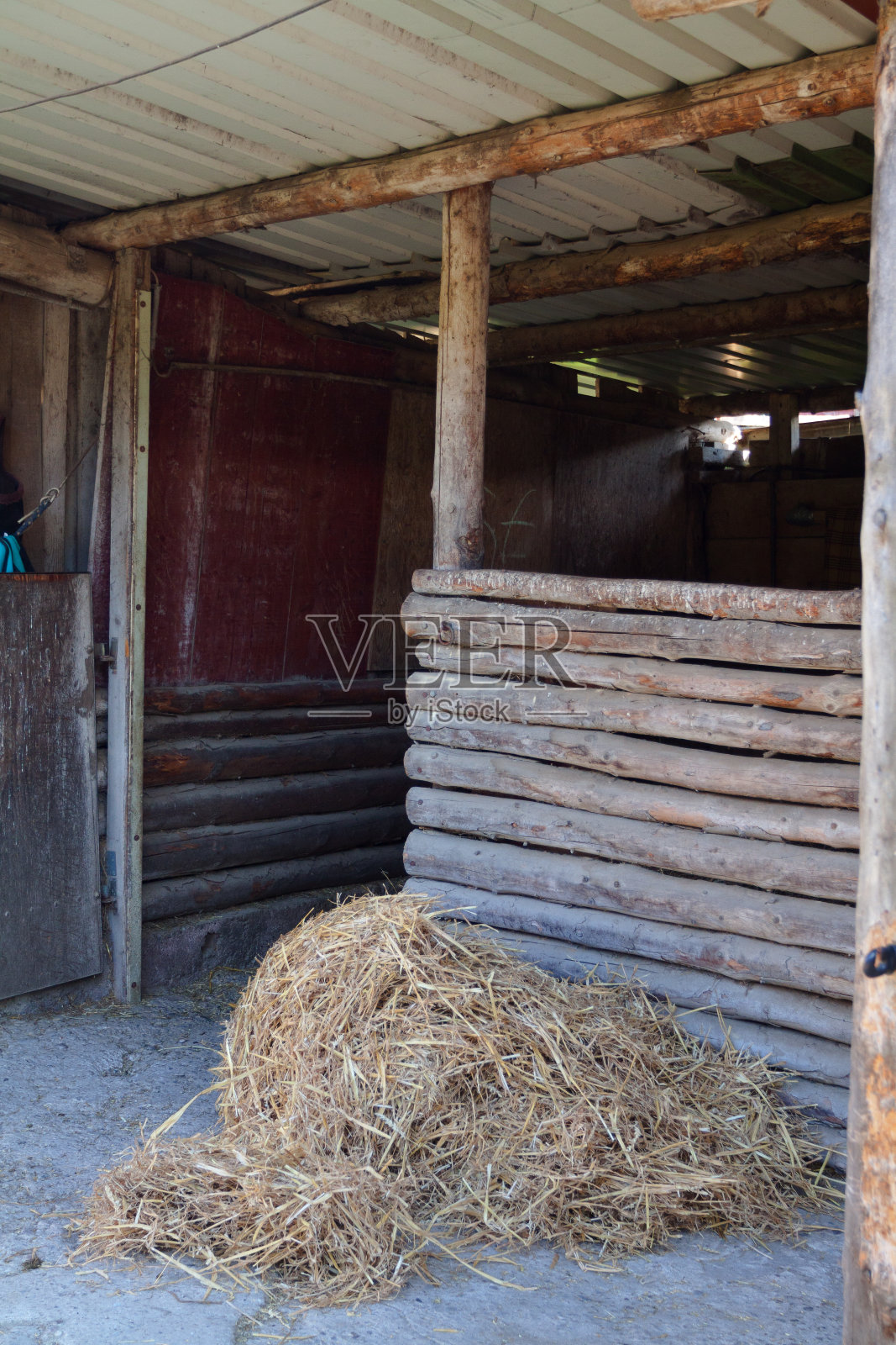 干草在马厩前面照片摄影图片