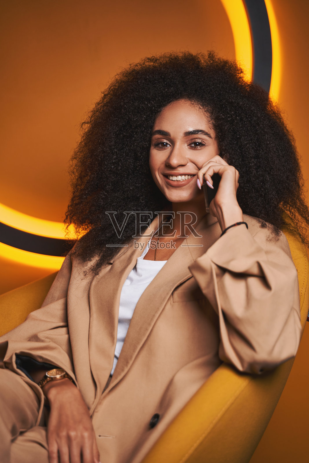 快乐的女士感觉快乐在她的自由时间在咖啡馆照片摄影图片