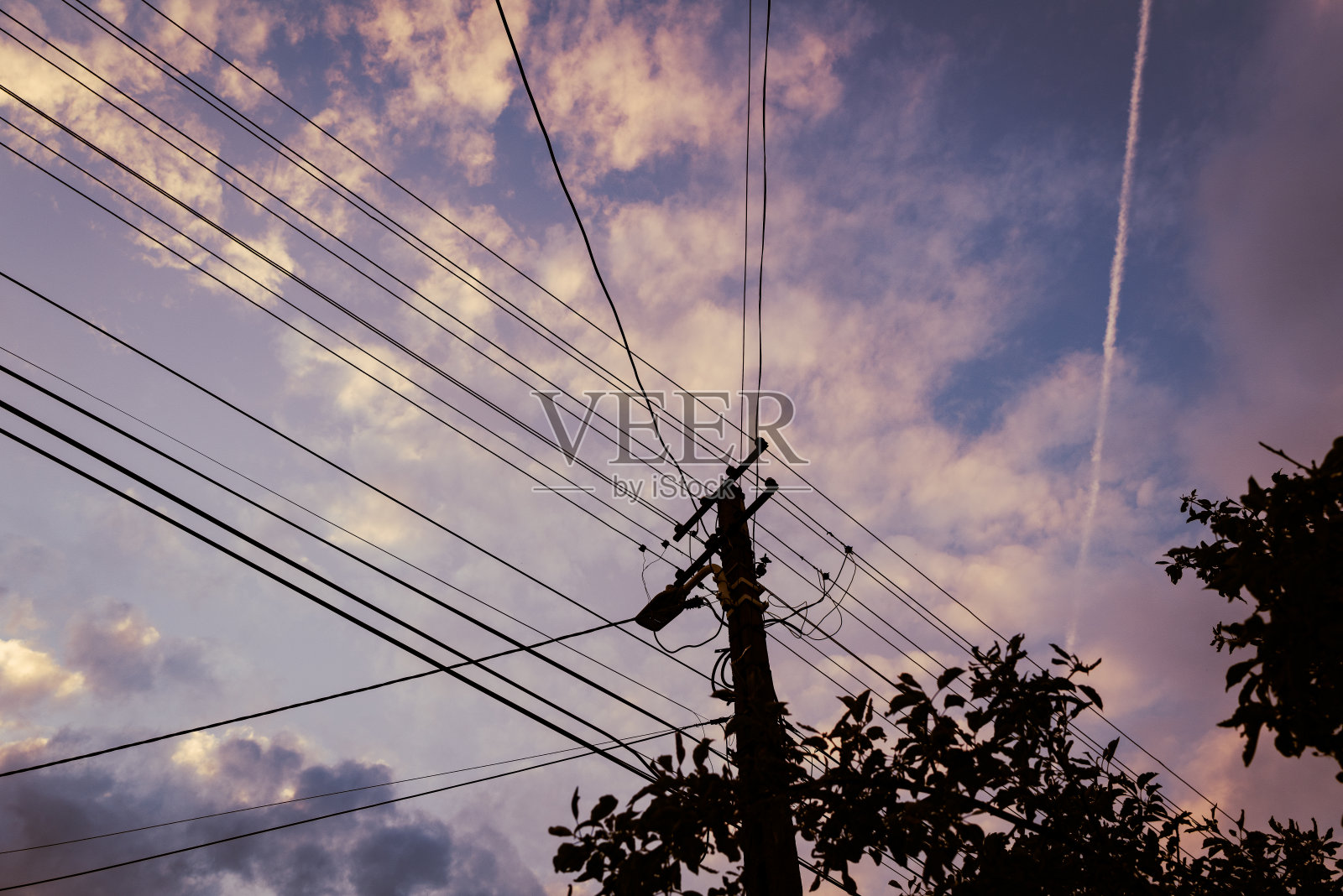 电线和朦胧的云景照片摄影图片