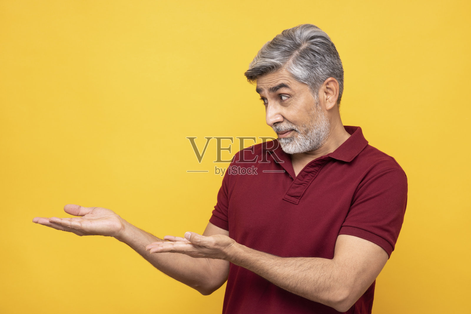 肖像英俊成熟的男人孤立在黄色背景:-股票照片照片摄影图片