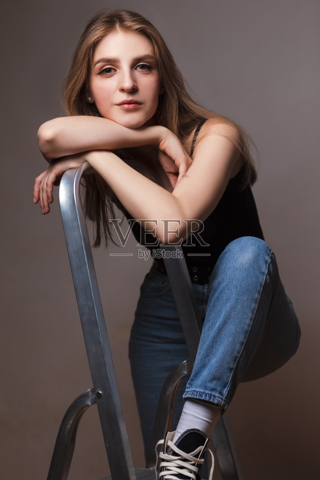 感性的梦想白人金发女孩与长美丽的头发摆姿势在工作室在黑暗的背景。水平射照片摄影图片