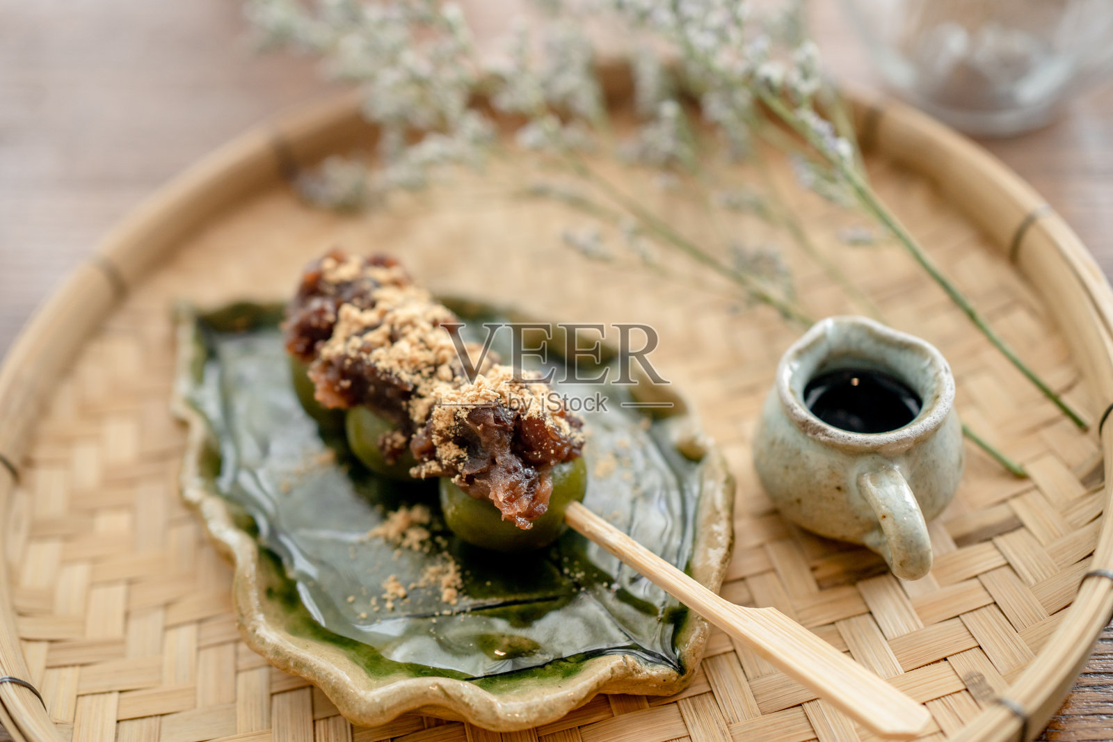 丹戈是一种日本甜品。照片摄影图片