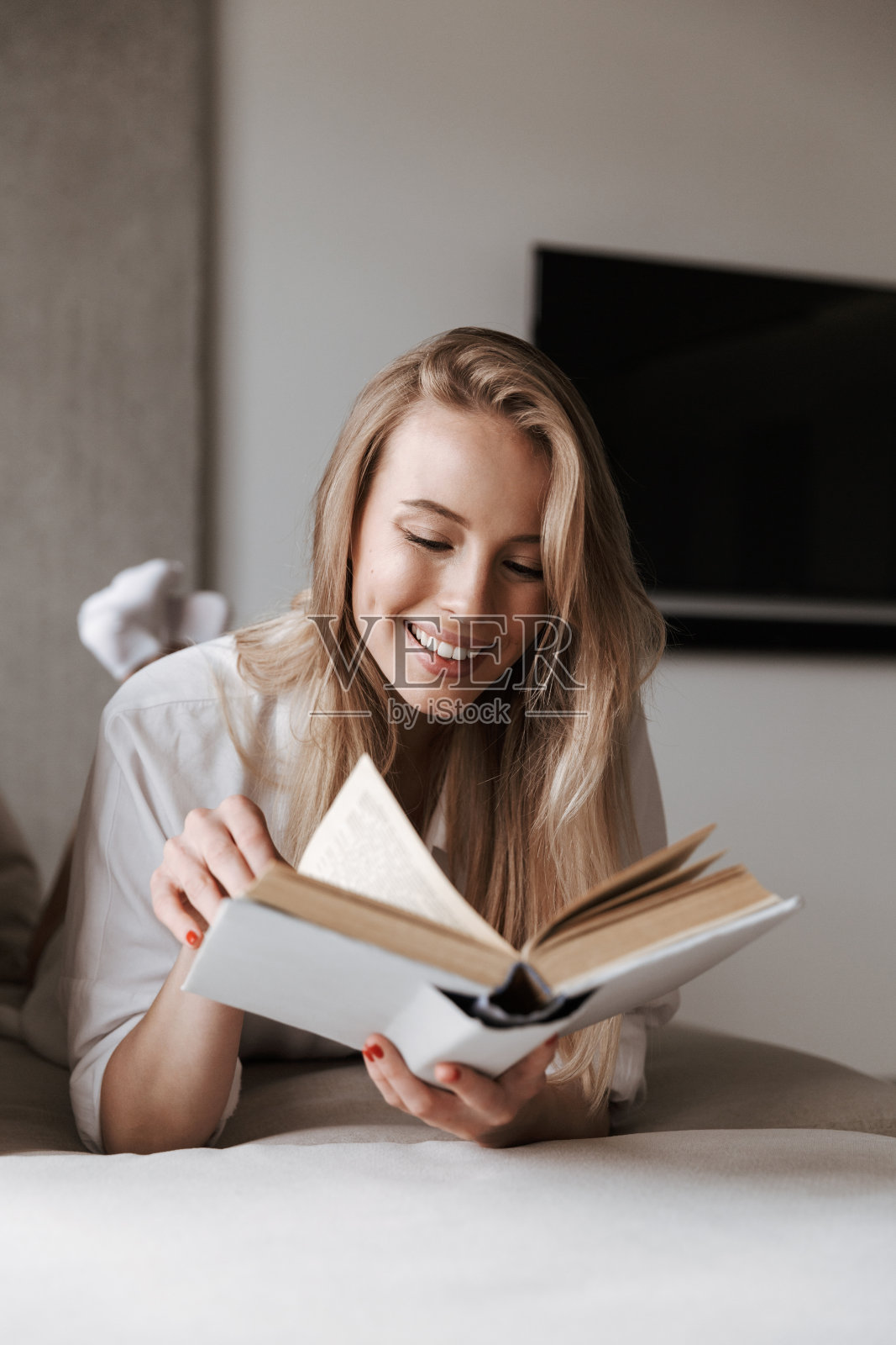 开朗的年轻女子阅读空白封面打开的书照片摄影图片