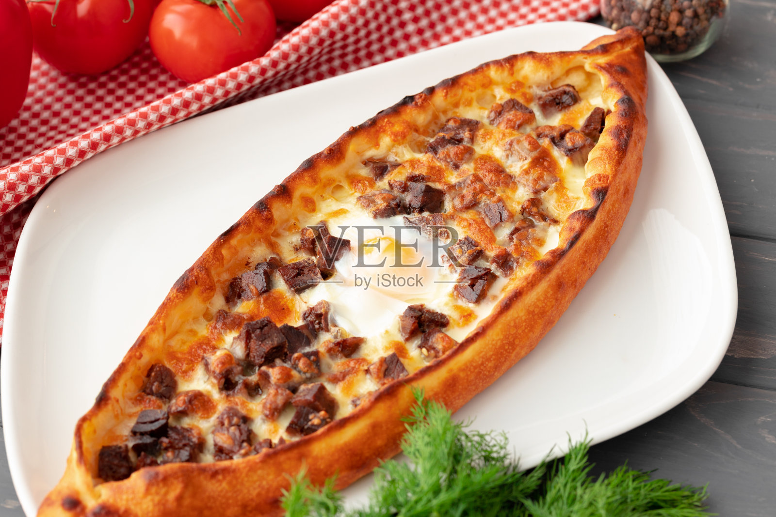 特写土耳其派面包在木桌上照片摄影图片