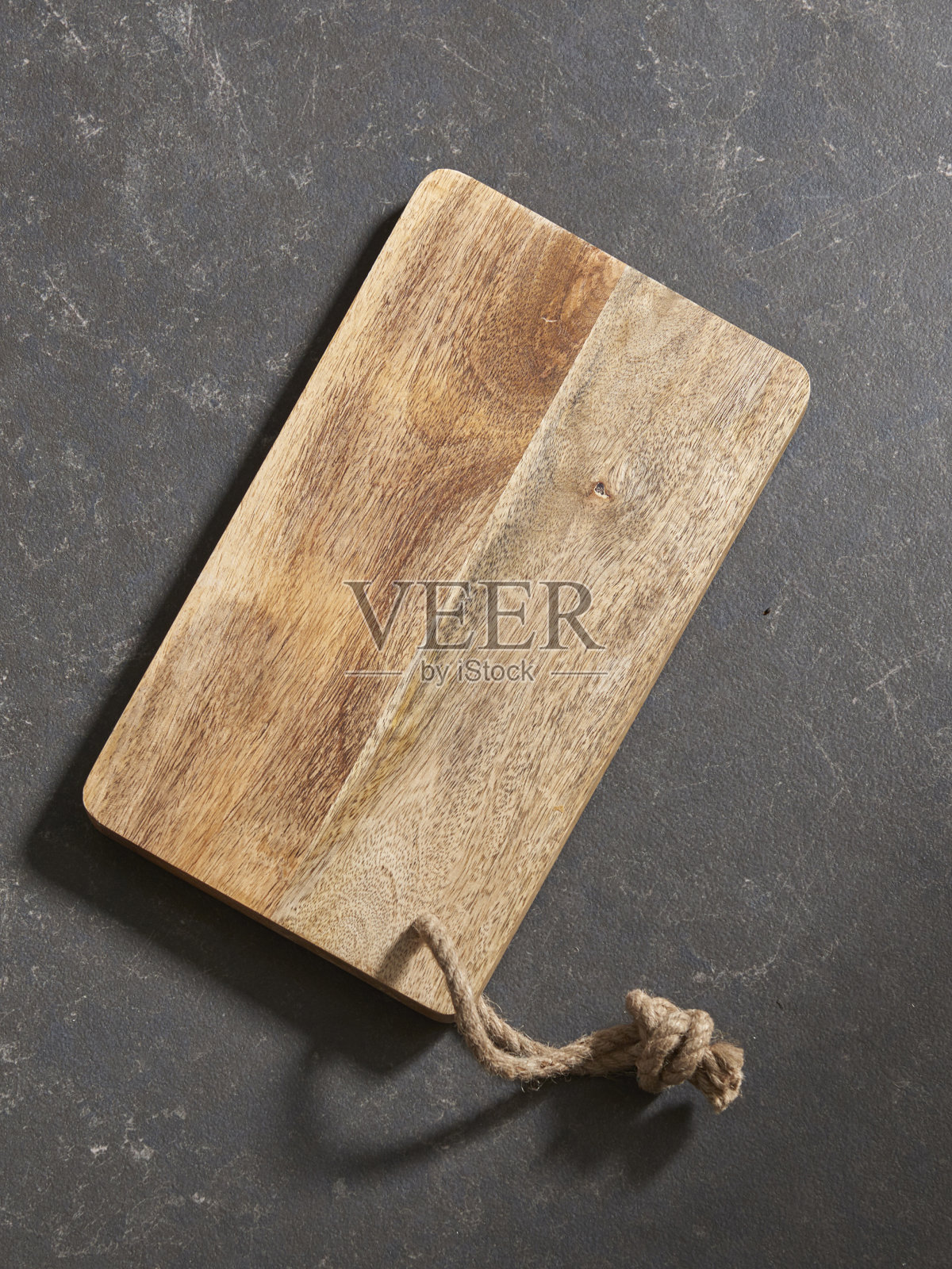 现代灰色背景板与面包木板照片摄影图片