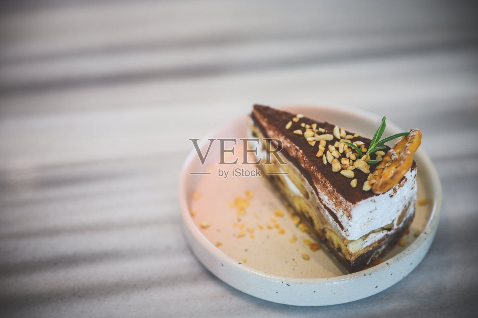 俯视图角度的香蕉咖啡,甜和美味的自制糕点,一块蛋糕,配方由香蕉,奶油,巧克力和一个浓焦糖酱。木质背景的糕点照片摄影图片