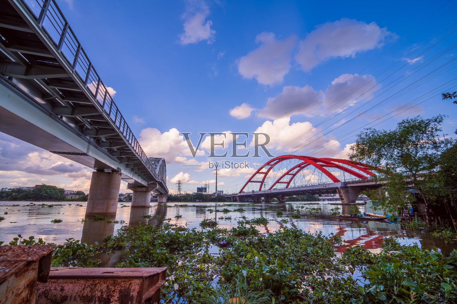 美丽的日落在平来桥新老在晚上高峰时间,胡志明市,越南照片摄影图片