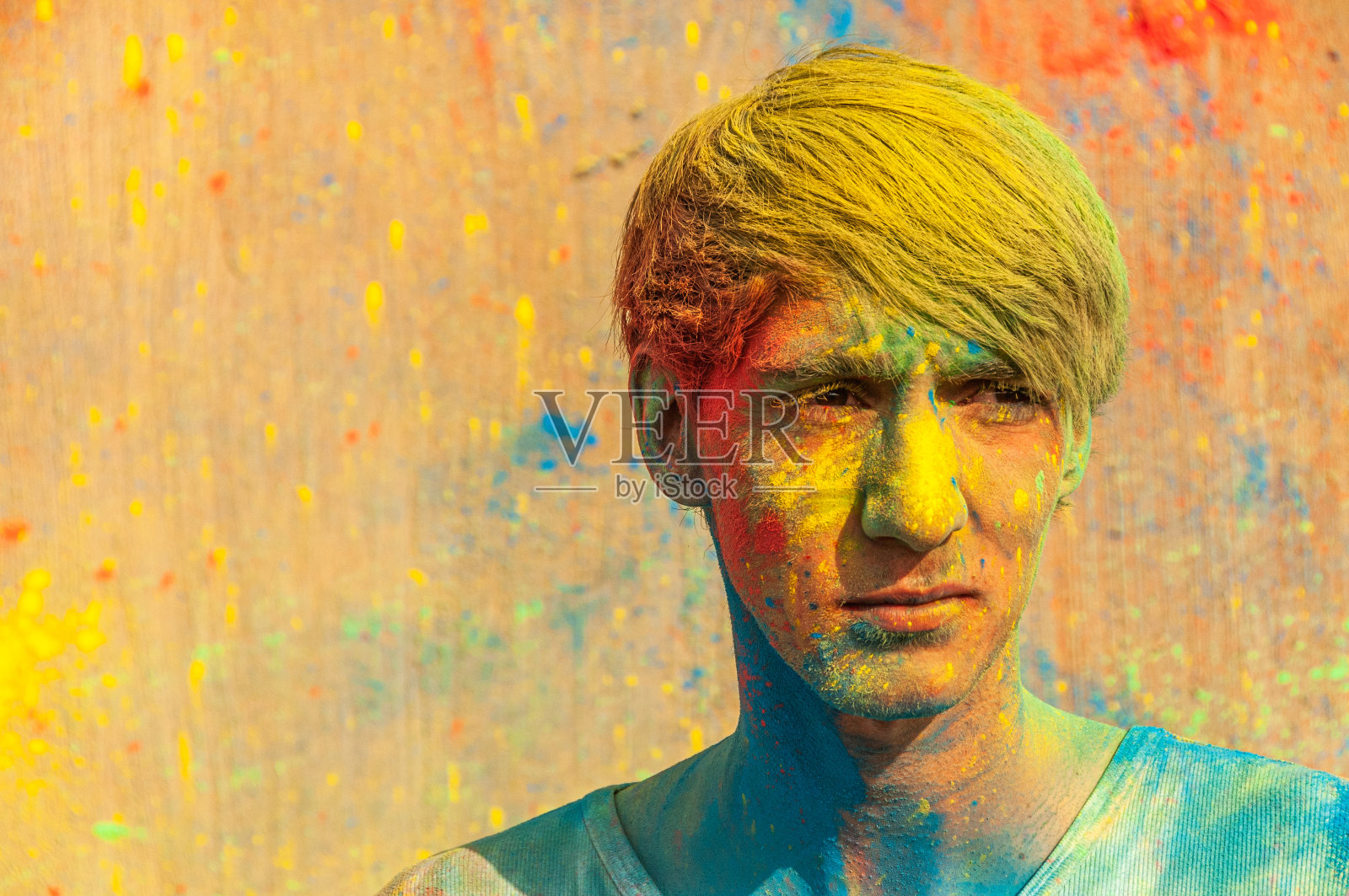 向人们投掷五颜六色的粉末照片摄影图片