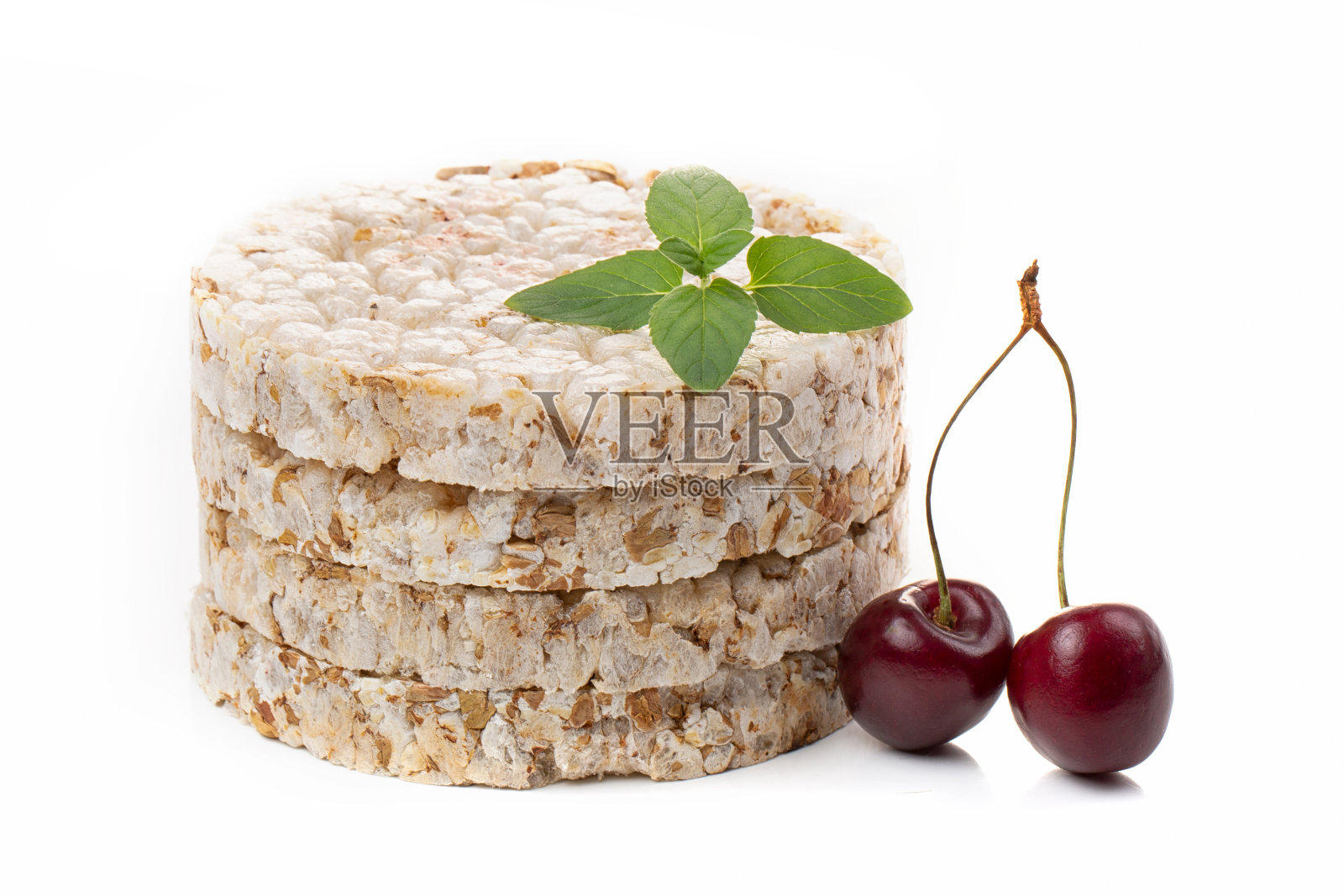 轻快的燕麦脆饼早餐片装饰薄荷叶和樱桃。饮食健康食品。照片摄影图片