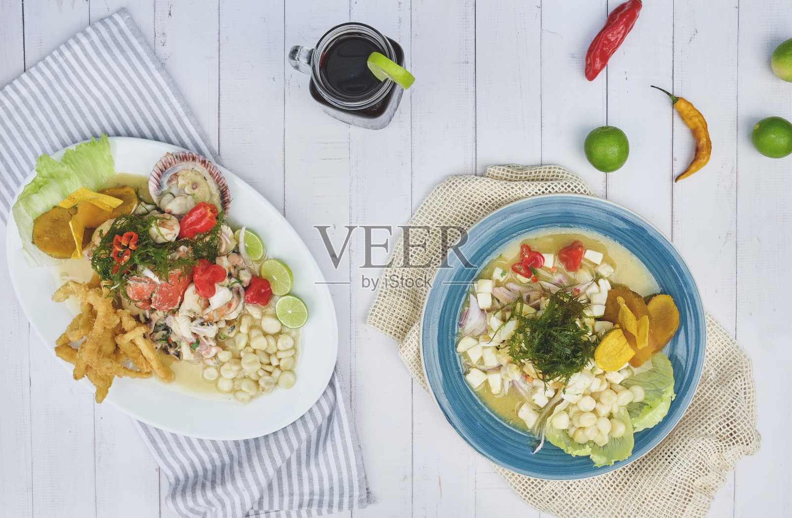 典型的秘鲁食物,酸橘汁腌鱼,虾,蟹,白鱼配紫洋葱和上好的虎奶照片摄影图片