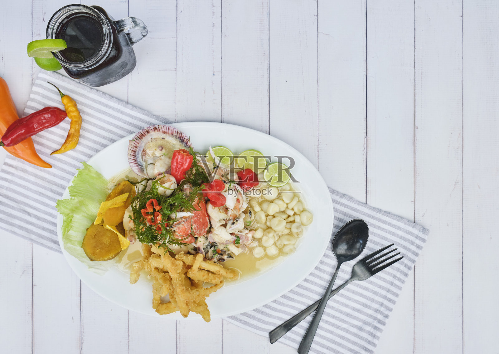 典型的秘鲁食物,酸橘汁腌鱼,虾,蟹,白鱼配紫洋葱和上好的虎奶照片摄影图片