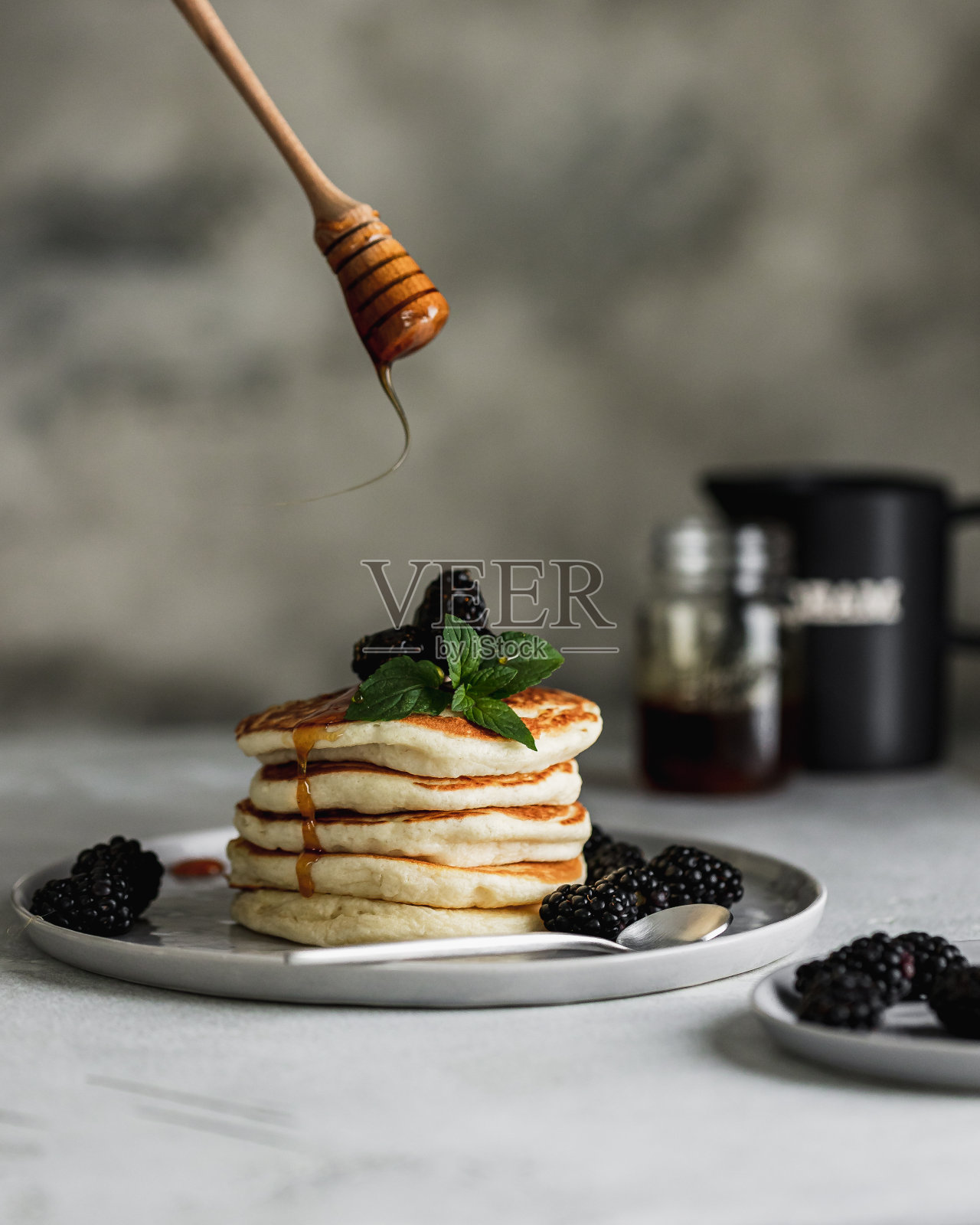 蜂蜜煎饼早餐照片摄影图片