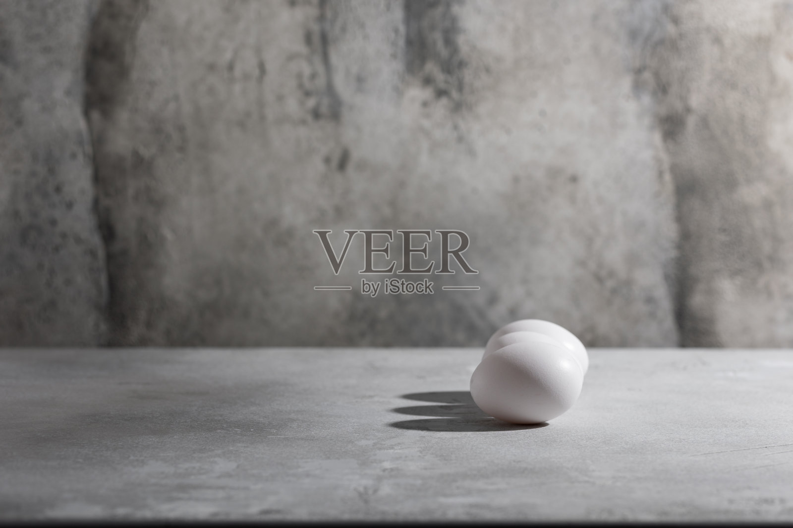 桌子上有白色的鸡蛋照片摄影图片