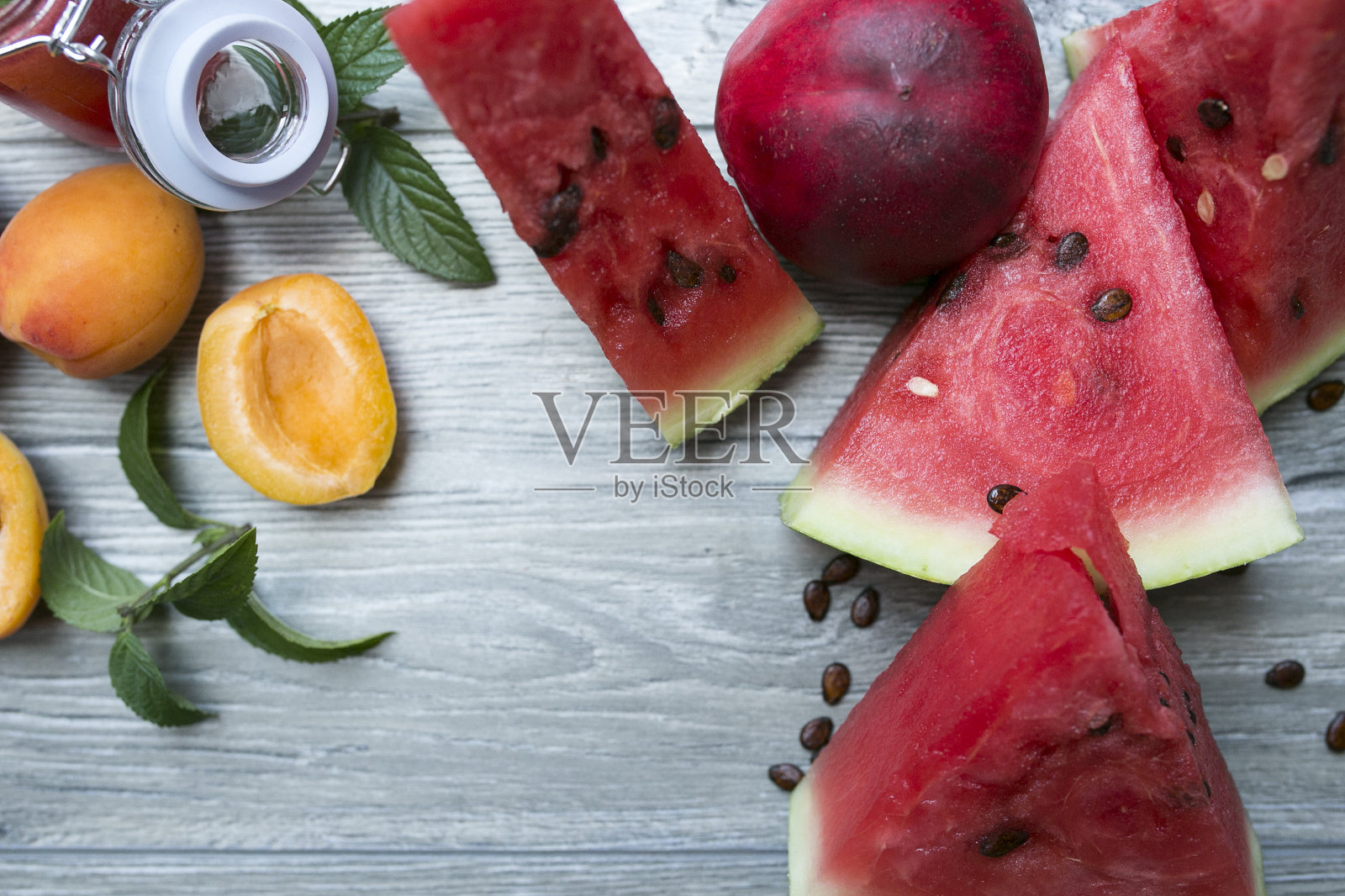 杏子、桃子。水果在一个古老的木制背景。食物或健康饮食的概念。超级食物,素食主义者,复制文字空间。有选择性的重点。照片摄影图片