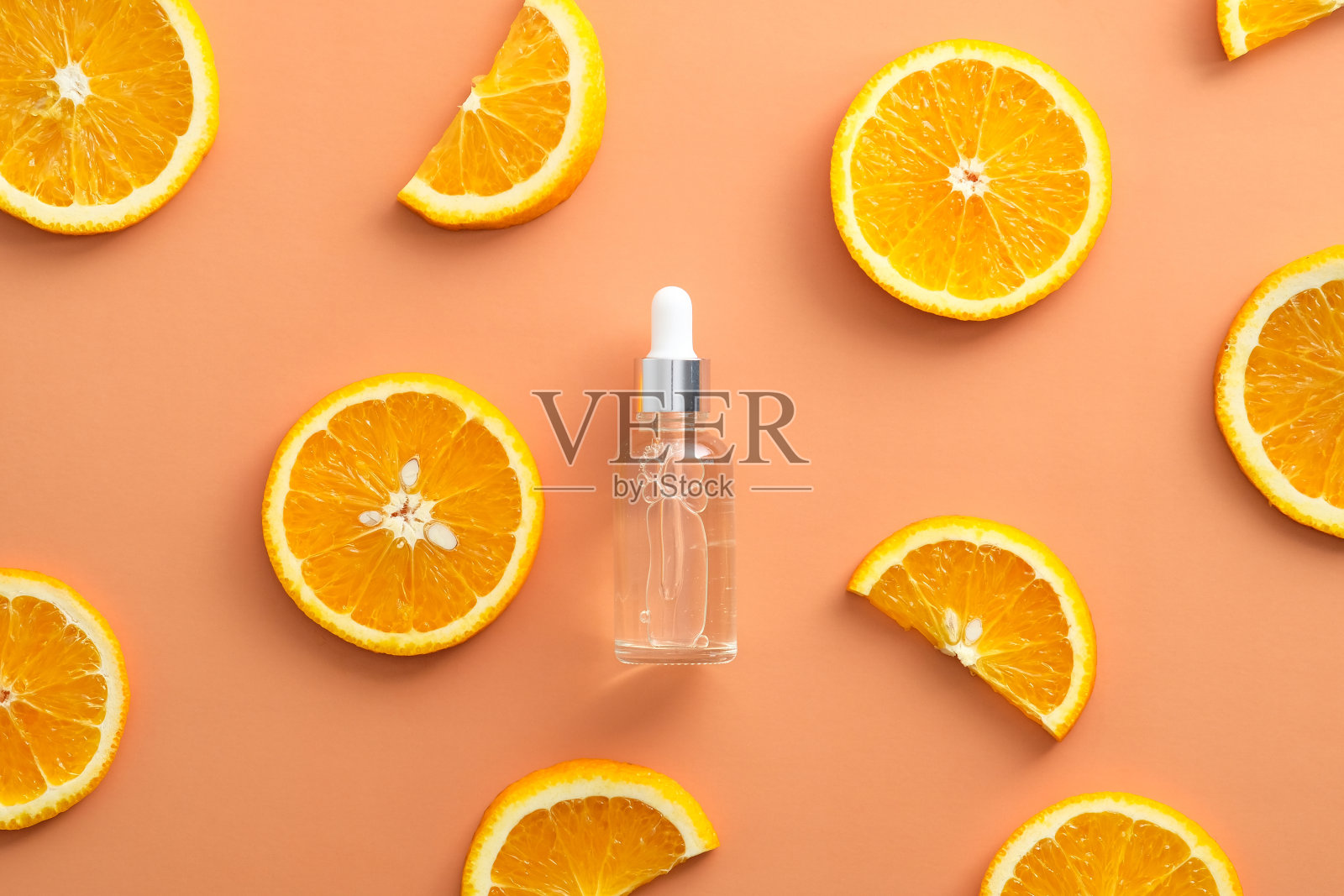 清洁滴瓶维生素C提取物和切片橙色俯视图。照片摄影图片