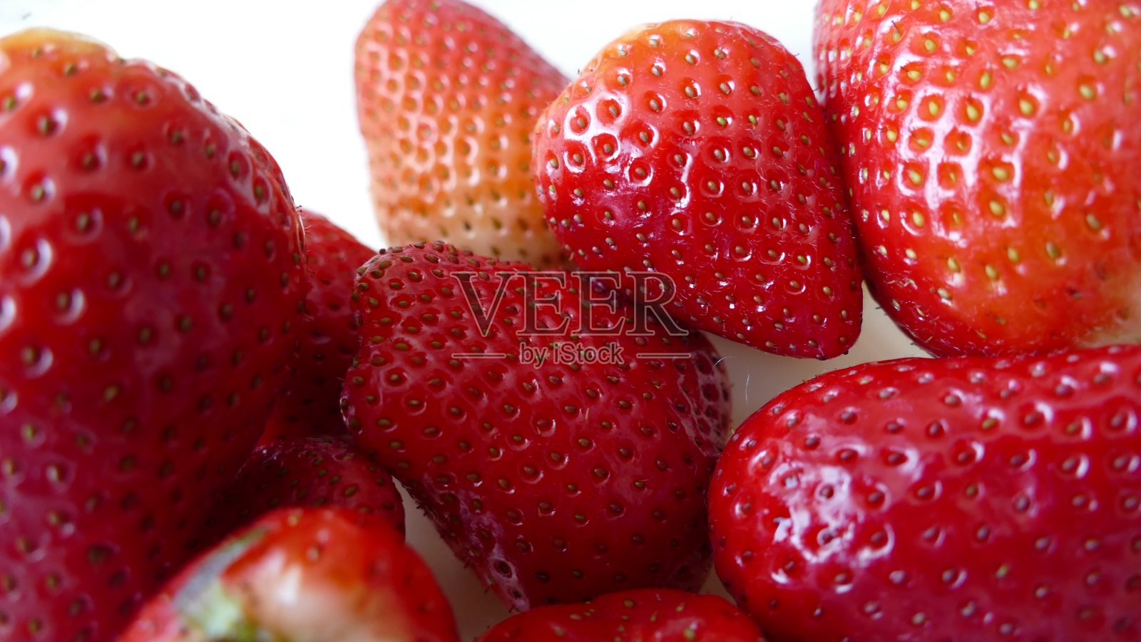 白色盘子里的草莓照片摄影图片